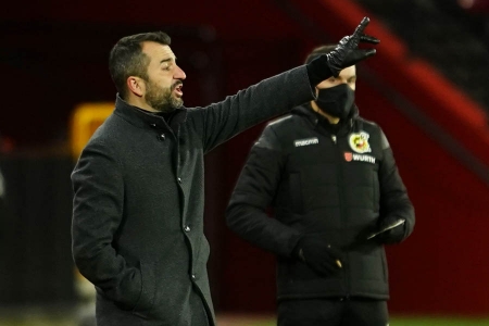Diego Martínez da instrucciones junto a su banquillo en el partido ante el FC Barcelona (LALIGA)