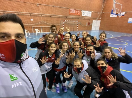 Las jugadoras del Hafesa Granada celebrando el triunfo (RACA) 