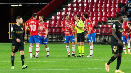 Montoro y Germán, entre otros, dialogando con De Burgos Bengoetxea durante el partido (EUROPA PRESS) Montoro y Germán, entre otros, dialogando con De Burgos Bengoetxea durante el partido (EUROPA PRESS)