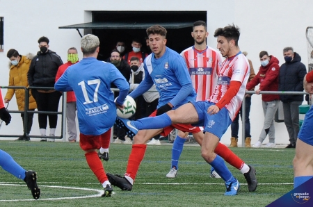 Lance del partido de esta mañana en el `Municipal de Armilla´, con el debutante Fran Machado observando la jugada (JOSÉ M. BALDOMERO)