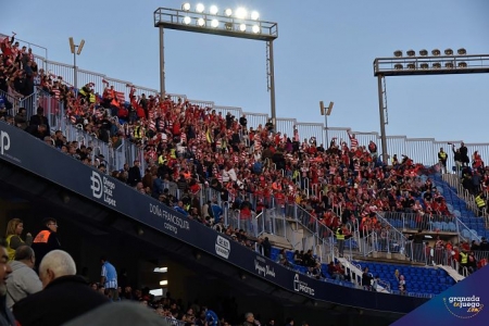 Afición del Granada en las gradas de `La Rosaleda´ en el último Málaga - Granada (JOSÉ M. BALDOMERO)