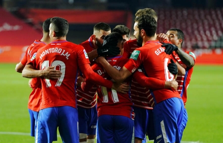 Los jugadores del Granada CF celebran el primer tanto de Luis Suárez (LALIGA)