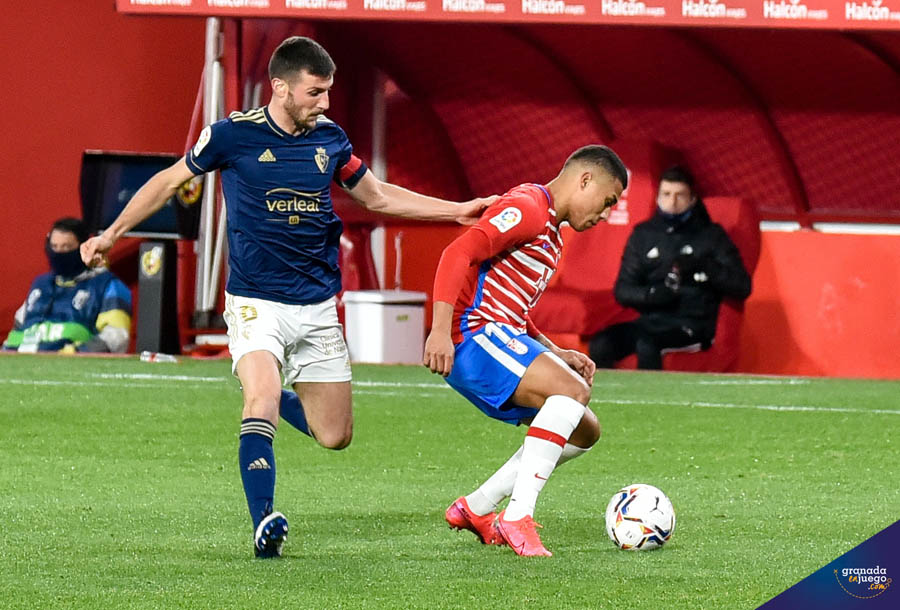 Machís fue el autor del saque de esquina que introdujo el meta de Osasuna en su portería (JOSÉ M. BALDOMERO) Machís fue el autor del saque de esquina que introdujo el meta de Osasuna en su portería (JOSÉ M. BALDOMERO)