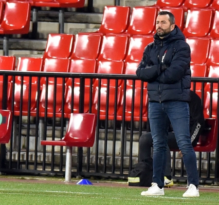 Diego Martínez en un momento del encuentro ante Osasuna en Los Cármenes (JOSÉ M. BALDOMERO)