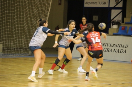 Imagen de un ataque de Universidad de Granada en un partido anterior (DEPORTES UGR / ARCHIVO)