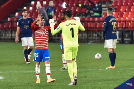 Carlos Neva y Rui Silva celebran la victoria frente a Osasuna al término del partido (JOSÉ M. BALDOMERO)