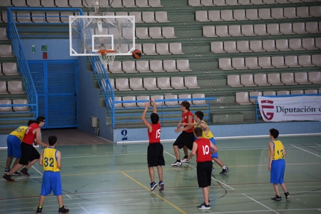 Escolares jugando al baloncesto (DIPUTACIÓN)