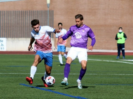 Naranjo disputa el balón con un jugador jienense en el partido de ida (MIGUEL JÁIMEZ) 