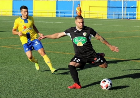 Una acción del derbi disputado en la primera vuelta en el `Miguel Moranto` (PACO CASTILLO)
