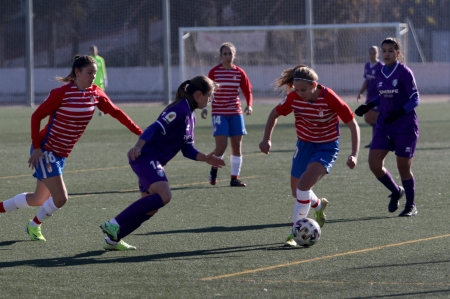 La granadinista Raquel intenta marcharse de una rival durante un lance del partido (JOSÉ VELASCO / GRJ)