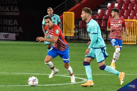 Montoro y Rochina, durante el Granada - Levante de la primera vuelta (JOSÉ M. BALDOMERO)