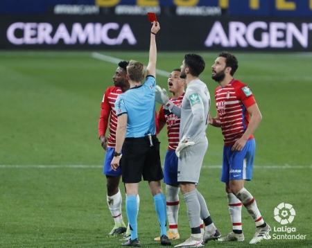 Momento en el que Pizarro Gómez expulsó a Eteki ante el Villarreal (LALIGA)