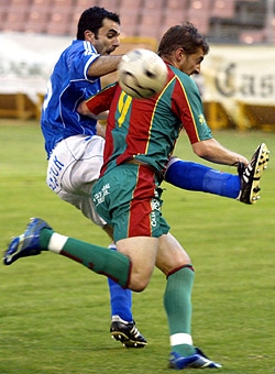 Rubio, autor del tanto, con un jugador del Navalcarnero (GRJ) Rubio, autor del tanto, con un jugador del Navalcarnero (GRJ)