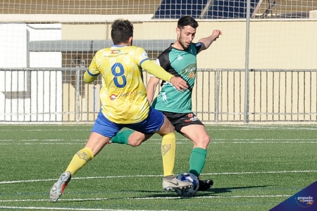 El Huétor Vega doblegó al Huétor Tájar la pasada jornada (JOSÉ M. BALDOMERO)