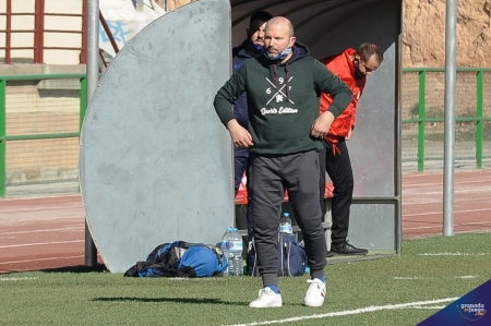 Thierry, durante el Cubillas - Arenas de la última jornada (JOSÉ M. BALDOMERO)