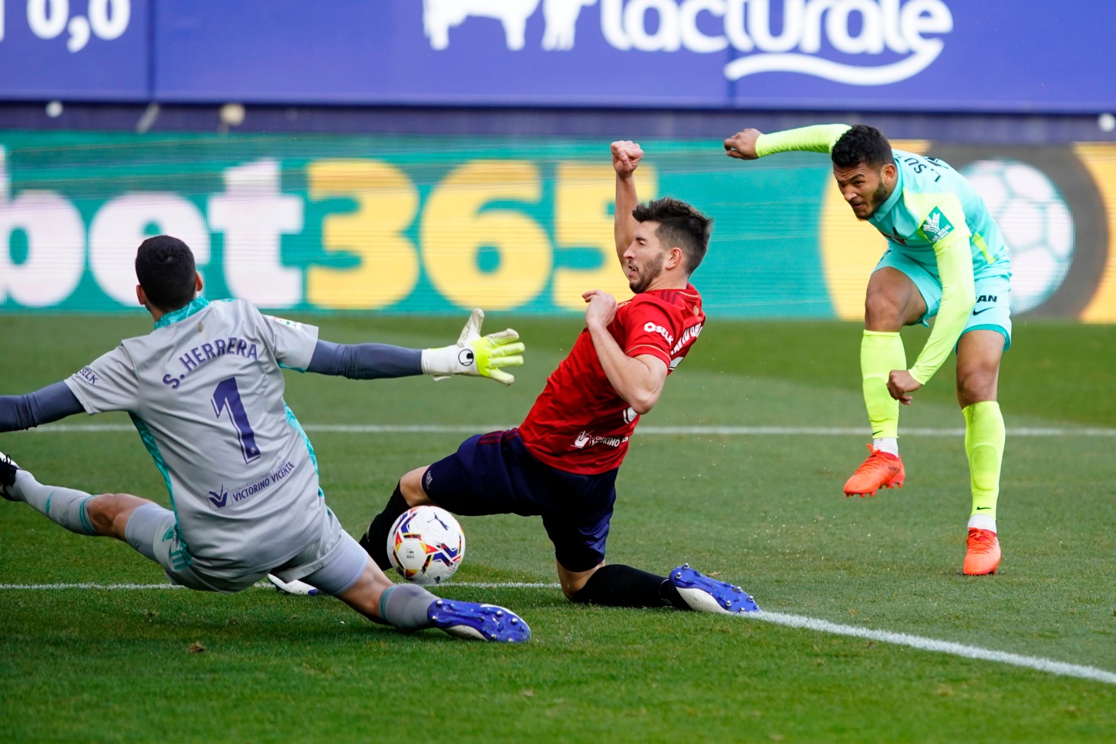 Luis Suárez batió con un gran disparo a Sergio Herrera para hacer el gol de los nazaríes (PEPE VILLOSLADA / GCF) Luis Suárez batió con un gran disparo a Sergio Herrera para hacer el gol de los nazaríes (PEPE VILLOSLADA / GCF)