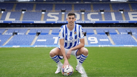 Carlos Fernández ya luce con la camiseta de la Real Sociedad (REAL SOCIEDAD) Carlos Fernández ya luce con la camiseta de la Real Sociedad (REAL SOCIEDAD)