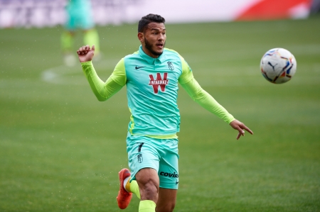 Luis Suárez, con la tercera equipación del Granada, durante el partido de ayer en `El Sadar´ (LALIGA)