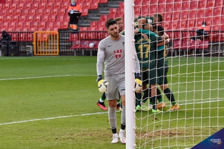 Rui Silva, durante el partido del Granada ante el Huesca en el `Nuevo Los Cármenes´ (JOSÉ M. BALDOMERO)