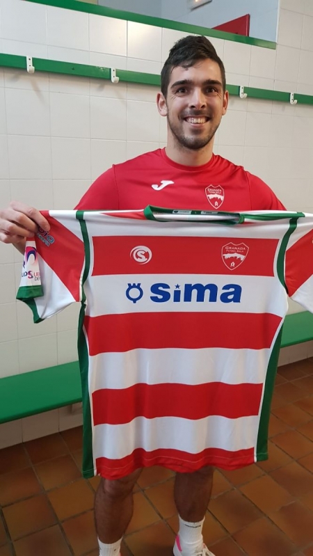 Miguel Fernández con su nueva camiseta (SIMA GRANADA)
