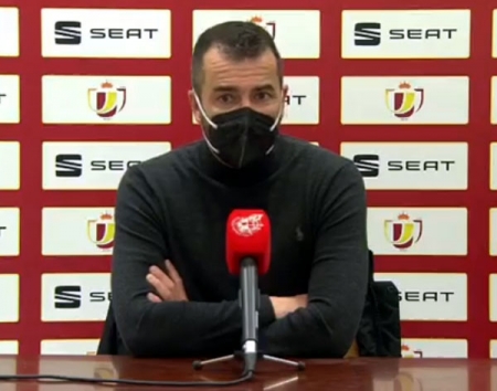 Diego Martínez, entrenador del Granada, en un momento de la rueda de prensa 