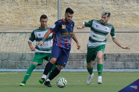 Una acción del derbi de ida jugado en el `Antonio Ballesteros` de Pulianas (JOSÉ M. BALDOMERO)
