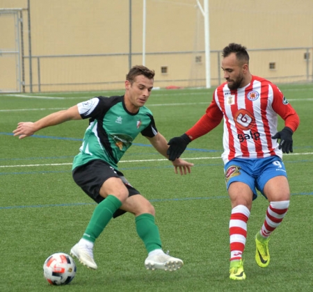 El Huétor Vega se impuso al Torredonjimeno con merecimiento esta mañana en `Las Viñas´ (LÁZARO / GRJ)