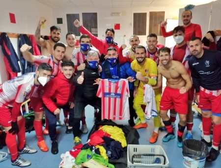El Arenas celebra la victoria en vestuarios (ARENAS DE ARMILLA) 