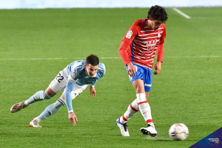Jesús Vallejo, junto a Santi Mina, durante un lance del partido (JOSÉ M. BALDOMERO)
