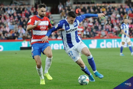 Adrián Marín, durante el choque ante el Granada en `Los Cármenes´ la campaña pasada (JOSÉ M. BALDOMERO)