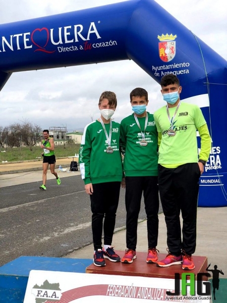 Atletas de la Juventud Atlética de Guadix en el pódium (JAG) 