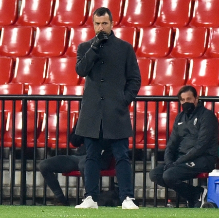 Diego Martínez pensativo en la banda durante el choque ante el FC Barcelona (JOSÉ M. BALDOMERO) Diego Martínez pensativo en la banda durante el choque ante el FC Barcelona (JOSÉ M. BALDOMERO)