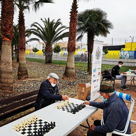 miembros del club de ajedrez y mayores de Huétor Tájar juegan al ajedrez en el Parque del Estanque (AYTO. HUÉTOR TÁJAR) 