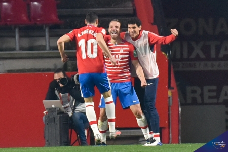El Granada quiere dar el primer paso para olvidar la eliminación copera en casa del Levante (JOSÉ M. BALDOMERO)