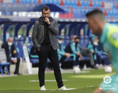 Diego Martínez, durante el Levante - Granada (LALIGA)