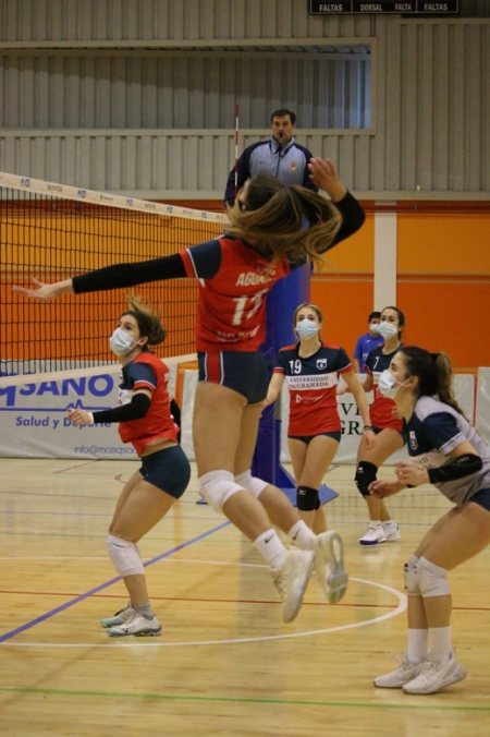 Una jugadora universitaria realiza un remate (DEPORTES UGR) 