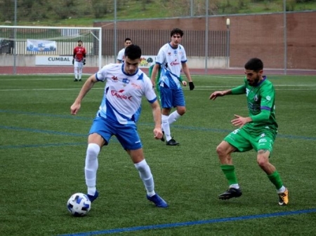 Sera controla el balón ante el visitante Juanma Espinosa (MIGUEL JÁIMEZ) 