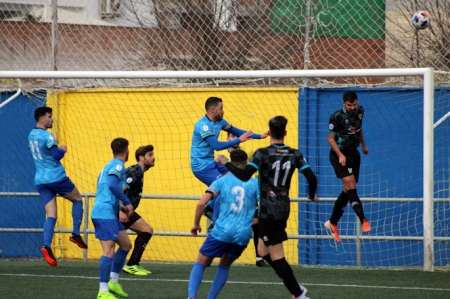 Alberto López busca el balón ante Rubén y Nico (PACO CASTILLO) 