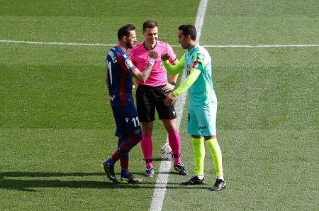 Ángel Montoro, con el brazalete de capitán, junto a José Luis Morales durante el sorteo de campos en los prolegómenos del choque frente al Levante (LALIGA)