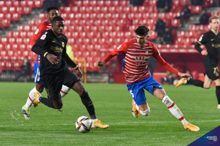 Carlos Neva renueva con el Granada hasta 2025 (JOSÉ M. BALDOMERO)