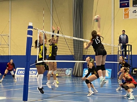 Una jugadora atarfeña realiza un remate (CDU ATARFE) 