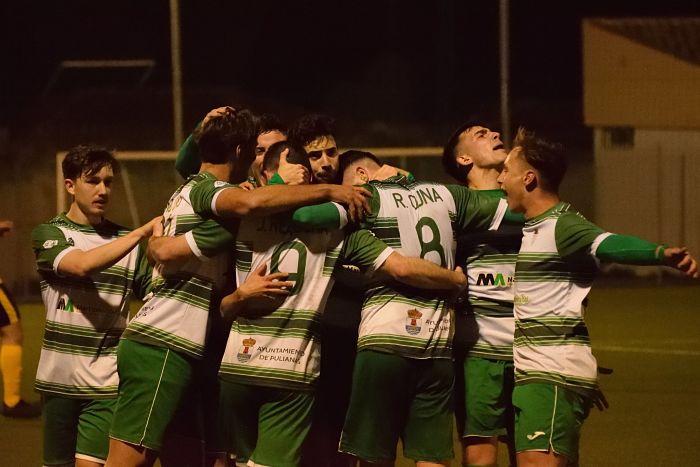 Los jugadores del Céltic celebran uno de los goles anotados esta noche al Atarfe (CÉLTIC DE PULIANAS) Los jugadores del Céltic celebran uno de los goles anotados esta noche al Atarfe (CÉLTIC DE PULIANAS)
