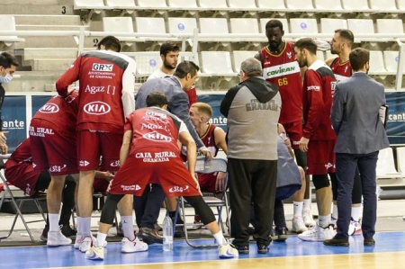 Pablo Pin da instrucciones en el partido ante HLA Alicante (COMUNICACIÓN HLA ALICANTE)