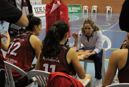 Maribel Piñar da instrucciones a sus jugadores durante un partido (RACA)