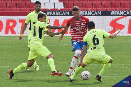 Domingos Duarte encara a Koke y Correa durante el encuentro (JOSÉ M. BALDOMERO)