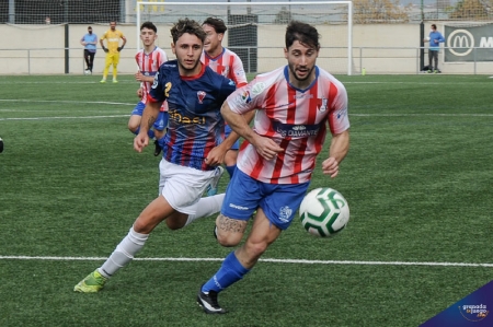 Una jugada del derbi entre Vandalia y Arenas de la primera vuelta (JOSÉ M. BALDOMERO)