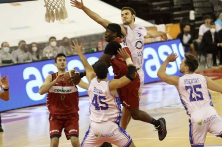 Thomas Bropleh asiste a Joan Pardina (JOSÉ VELASCO) 