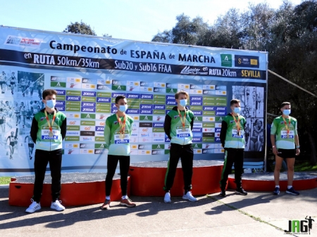 Atletas de la Juventud Atlética de Guadix con sus medallas (JAG) 