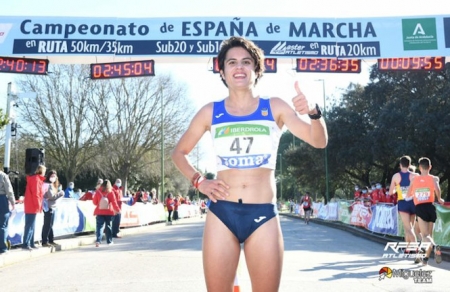 María Pérez tras cruzar la línea de meta (RFEA)