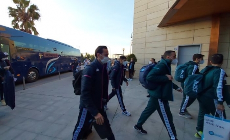 El español Fabián Ruiz, junto al resto de sus compañeros a la llegada del Nápoles a Granada (FRAN CALVO)